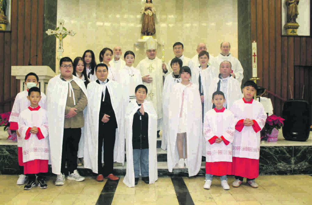 El Arzobispo administra a la comunidad china los sacramentos de iniciación   En la parroquia personal de Nuestra Señora de She Shan