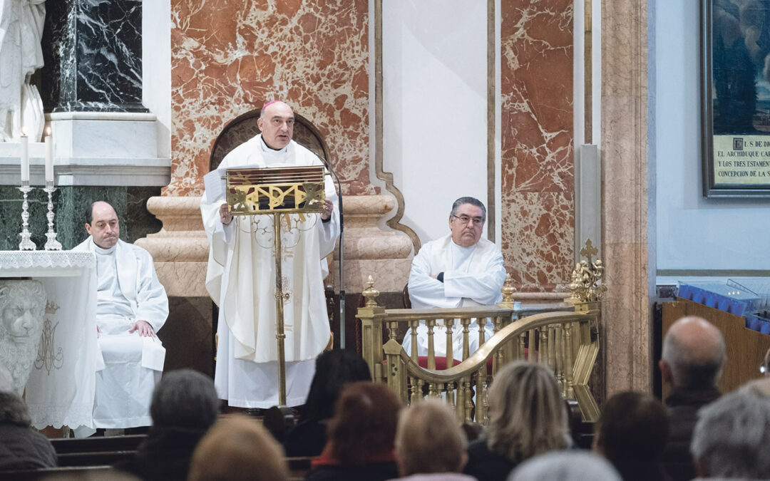 El Arzobispo anima a comunicar la verdad con caridad y amabilidad  En la misa que preside en la Basílica de la Virgen, con los periodistas por la fiesta de su patrón