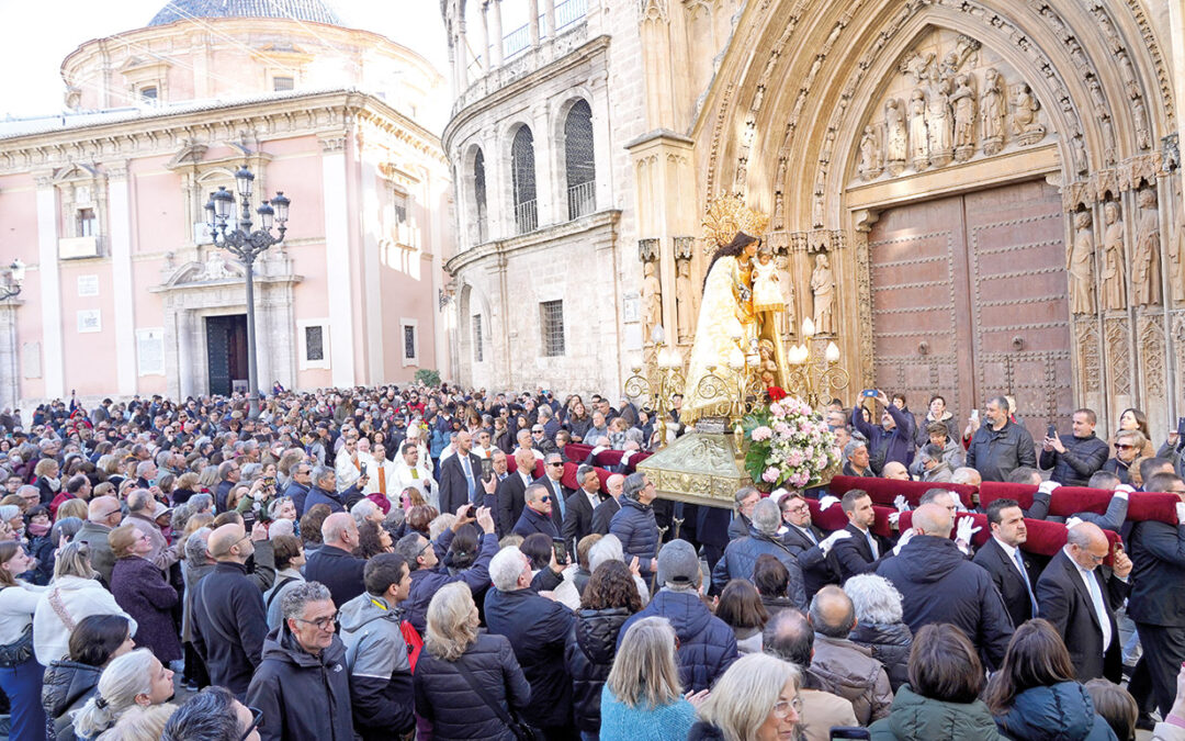 Las parroquias de Valencia, con la Mare de Déu   El arzobispo de Valencia preside la peregrinación de las Vicarías I y II por el Año Jubilar del Centenario de la Coronación de la Virgen de los Desamparados