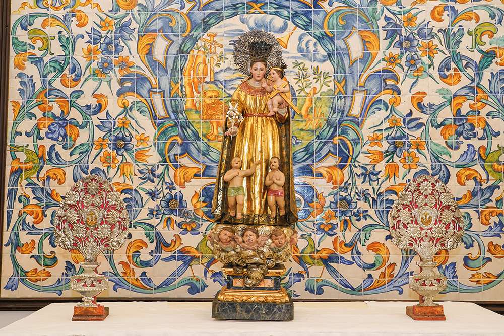 El Centenario de la Coronación en el Museo de la Seda Hasta el próximo 21 de mayo puede verse el conocido como ‘Manto de los Juguetes’ y otros ornamentos litúrgicos e imágenes de la Mare de Déu