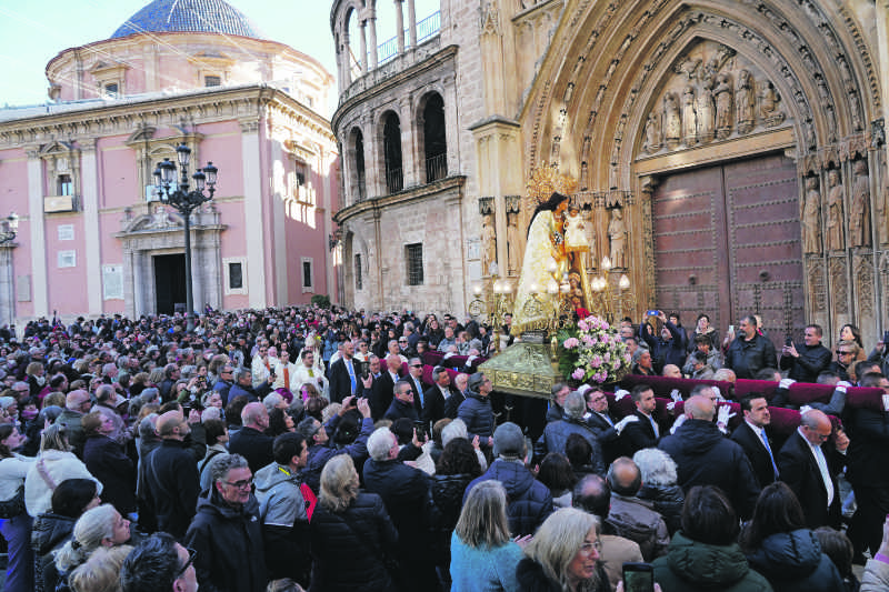 Año de gracia. Año de gracias   La Virgen se acerca a todos los pueblos y lo fieles peregrinan a la Basílica