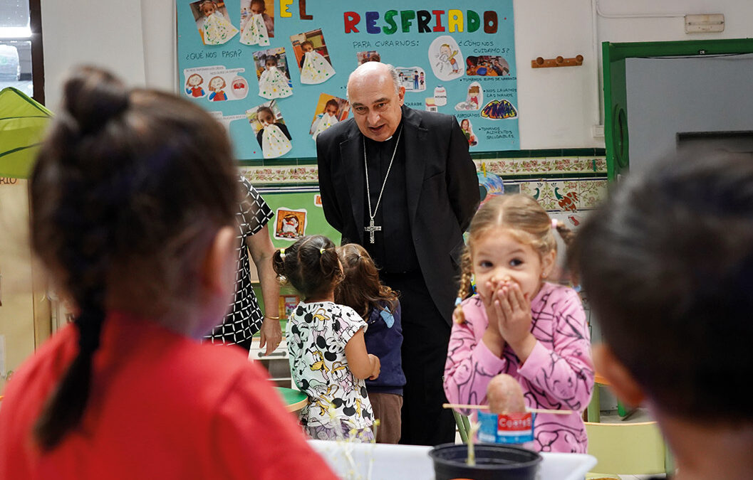 El Arzobispo se al pueblo gitano, con los niños del Colegio Santiago Apóstol del Cabanyal  Este centro diocesano acoge a estudiantes de familias sin recursos, en un 89 % de etnia gitana