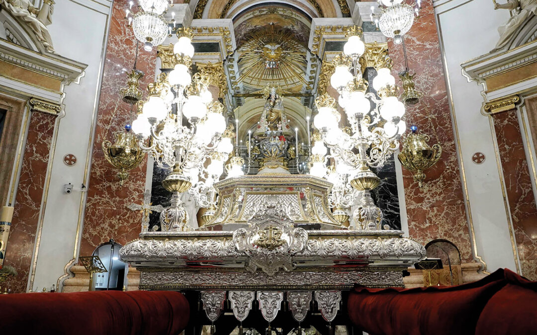 La imagen original de la Virgen será llevada a hombros por primera vez después de 80 años  Las andas de plata, donde será llevada, han sido restauradas y adaptadas con varales