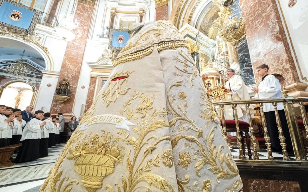 El manto histórico ‘un poco de muchos’ bendecido en la Basílica  El proyecto arrancó el pasado 13 de diciembre y ha sido bordado por más de 12.000 valencianos