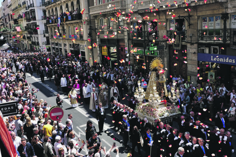 Aclamada por el pueblo   Miles de valencianos en la procesión extraordinaria de la Virgen