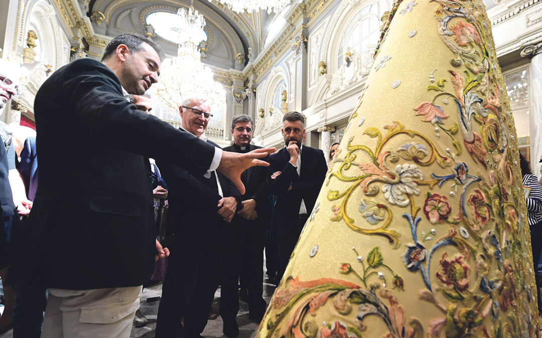 “La Mare de Déu és signe d’unió de tots els valencians” El rector de la Basílica agradece que el Ayuntamiento se sume a los actos conmemorativos, durante la presentación del manto del Centenario
