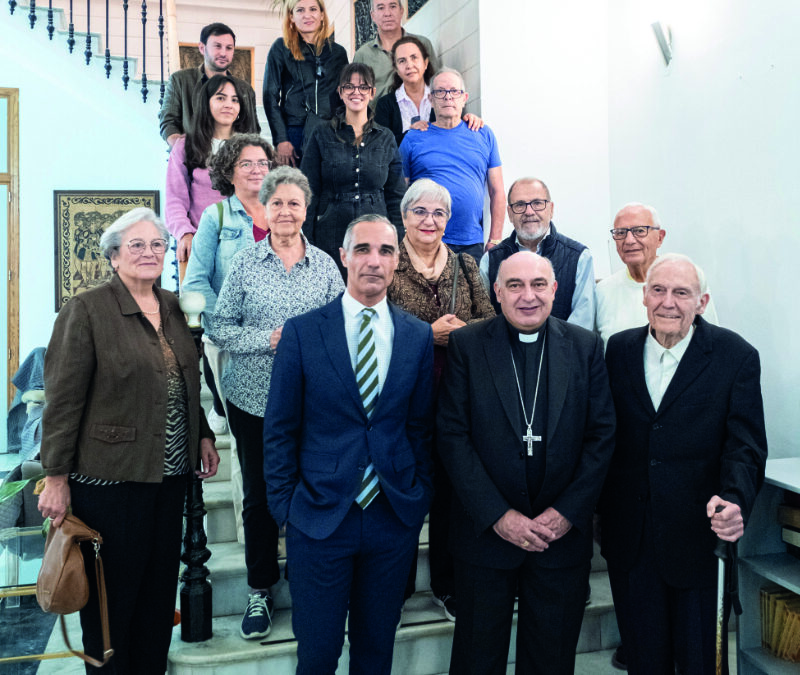 El Arzobispo visita el Casal de la Pau y su centro de acogida para personas en riesgo de exclusión Acompañado por el sacerdote José Antonio Bargues, que fundó la asociación hace 50 años