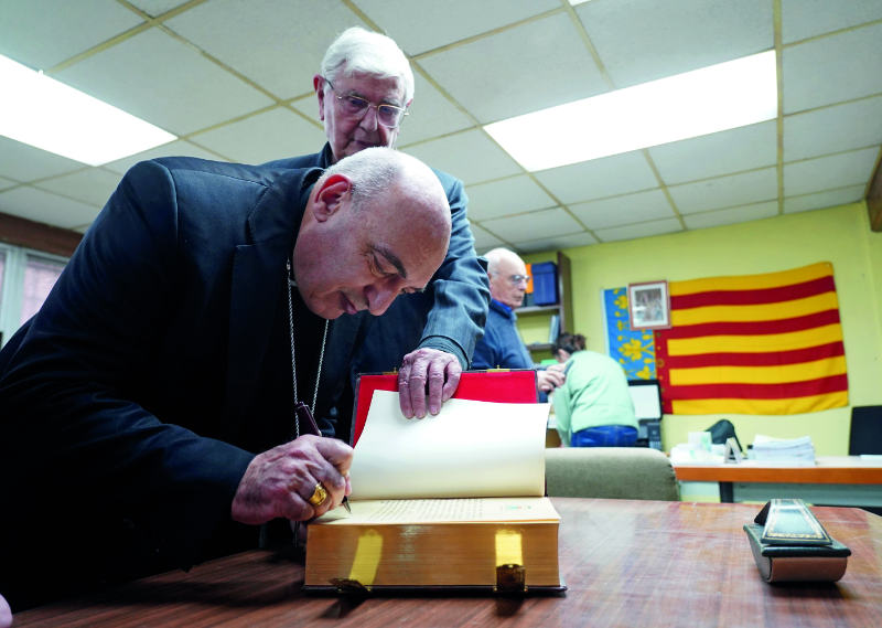 Una biblia con la firma del Arzobispo rumbo a Perú Mons. Benavent visitó la sede de la Biblioteca Solidaria Misionera en la localidad valenciana de Alaquàs