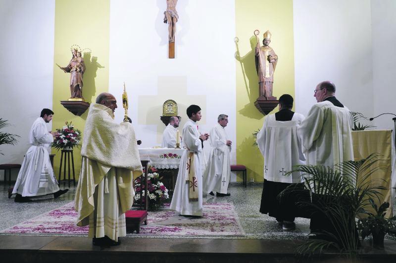 Abierta la nueva capilla de Adoración Eucarística Perpetua en Torrefiel En la parroquia San Dionisio