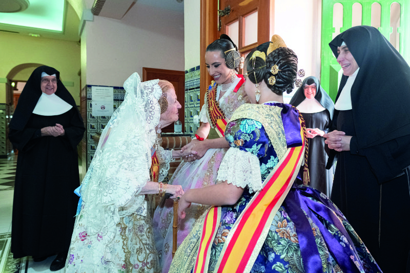 Dedicación a los mayores bajo la protección de la Virgen de los Desamparados PARAULA lleva a las Falleras Mayores a las Hermanitas de los Ancianos Desamparados