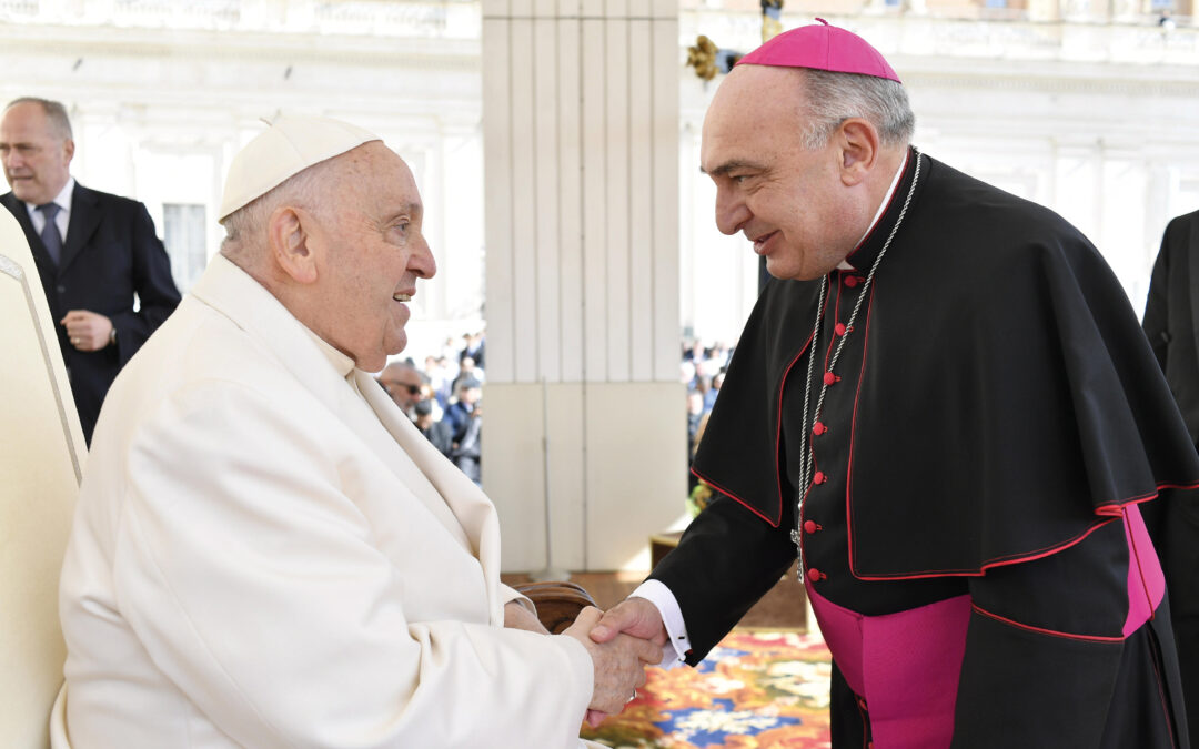 El Papa Francisco recibe al Arzobispo de Valencia y a la Comisión del Centenario de la Coronación de la Virgen de los Desamparados El Santo Padre muestra su emoción y agradecimiento a todos los valencianos, volcados en la Corona de Caridad y pide por todos los beneficiarios de la obra socio caritativa de la Basílica de la Virgen: “Por favor, cuídenlos mucho”.