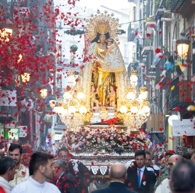 Arzobispo Benavent: “Gràcies a tots, la vostra presència és signe de respecte, de col.laboració” Al termino de la procesión general